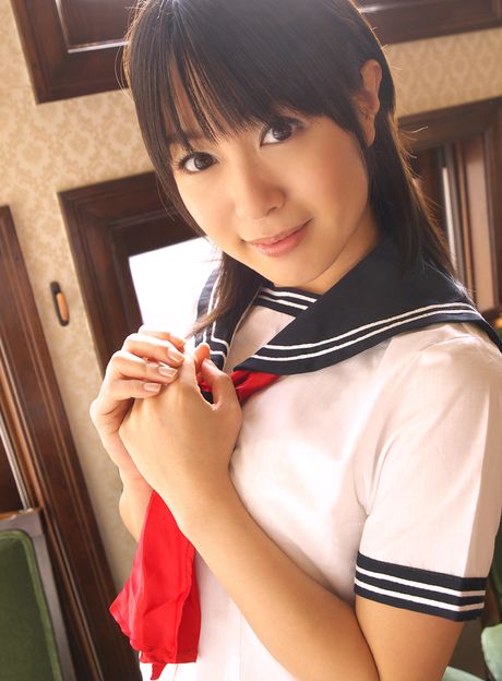 亞洲美女Nana Nanaumi展示她令人驚嘆的乳房並穿著白色絲襪擺姿勢