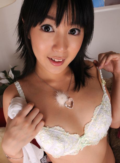 亞洲美女Nana Nanaumi展示她令人驚嘆的乳房並穿著白色絲襪擺姿勢