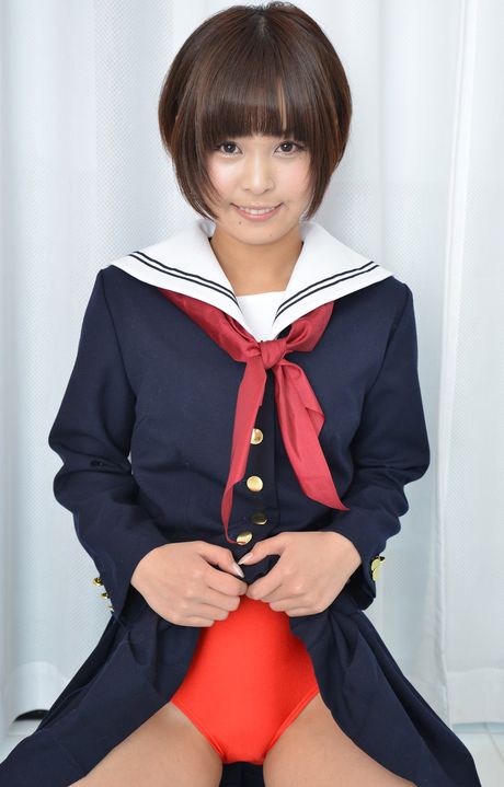 亞洲女學生 Mayu Satou 露出她的大屁股並張開她的陰部