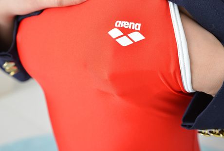 亞洲女學生 Mayu Satou 露出她的大屁股並張開她的陰部