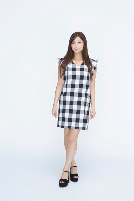 亞洲寶貝 Mari Nakamura 展示她美麗的乳房並獨自擺姿勢