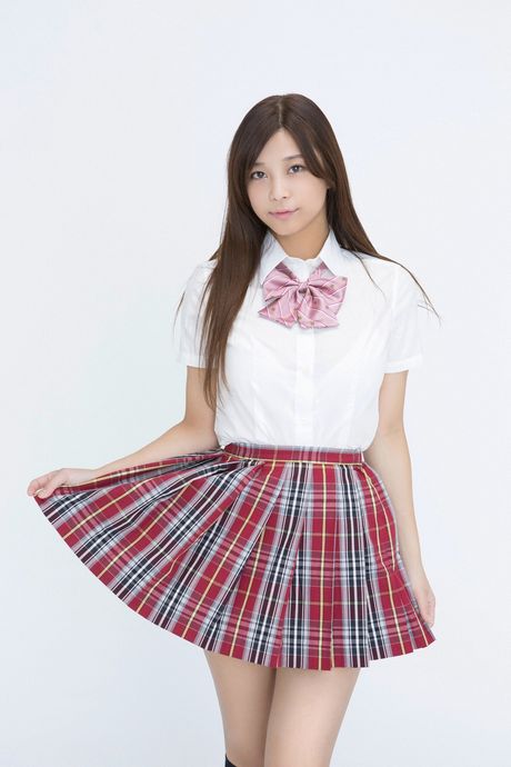 亞洲寶貝 Mari Nakamura 展示她美麗的乳房並獨自擺姿勢