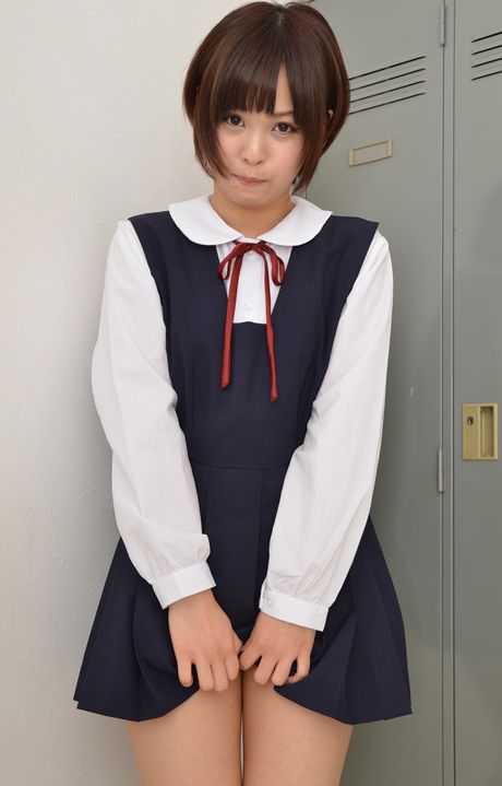 棕色眼睛的可愛女孩 Mayu Satou 脫光衣服，只剩下長襪，擺出各種姿勢