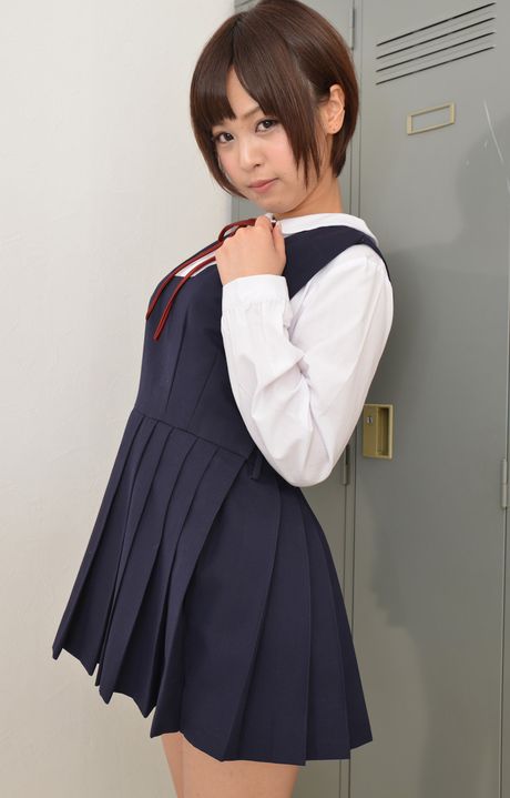 棕色眼睛的可愛女孩 Mayu Satou 脫光衣服，只剩下長襪，擺出各種姿勢