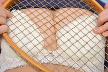 亞洲美女星川真希身穿網球服玩弄陰部