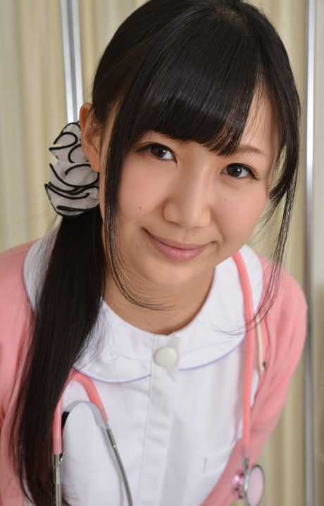 亞洲少女星川真希在獨奏中展示了她的小乳房和性感臀部