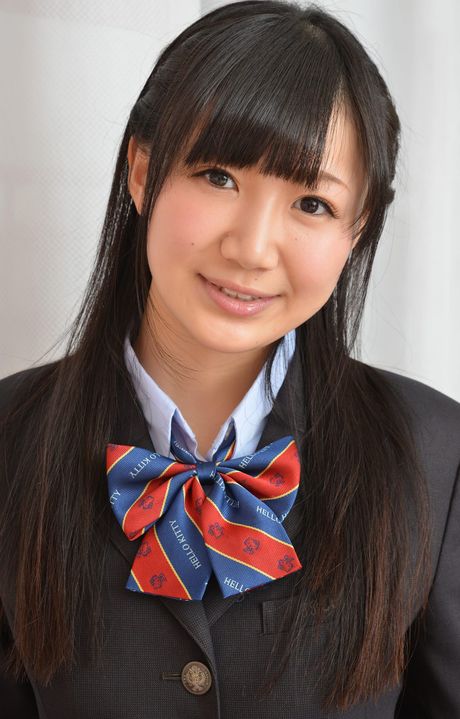 亞洲美女星川真希展現她令人驚嘆的身材和穿著絲襪的姿勢