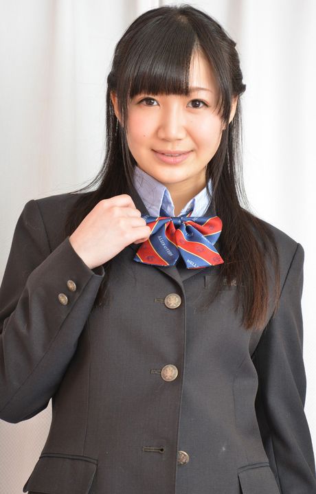 亞洲美女星川真希展現她令人驚嘆的身材和穿著絲襪的姿勢