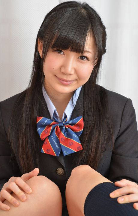 亞洲美女星川真希展現她令人驚嘆的身材和穿著絲襪的姿勢