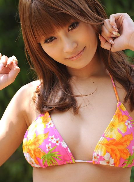 甜美的日本封面女郎 Asuka Kirara 脫掉胸罩和內褲，赤裸裸