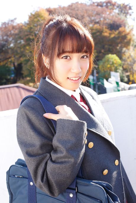 亞洲美女佐藤靜良脫掉胸罩和內褲，裸體上鏡