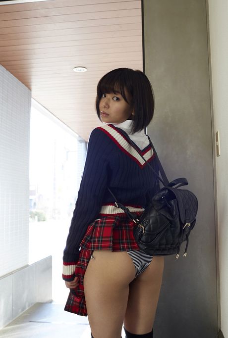 Asiatisk covergirl Tsukasa Wachi afslører sine enorme bryster, før hun viser sin fisse