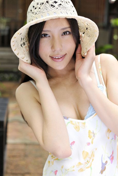 Asian beauty Rin Sakuragi exhibits her big butt and exhibits her nudity