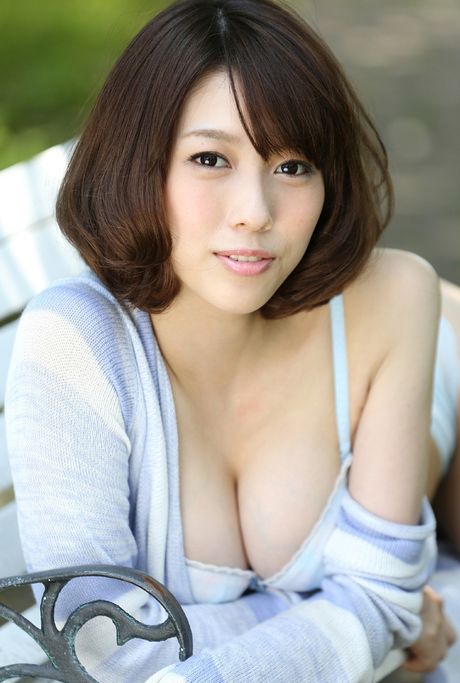 Asiatisk pige Mizuho Hata bliver nøgen på et tæppe i en baghave