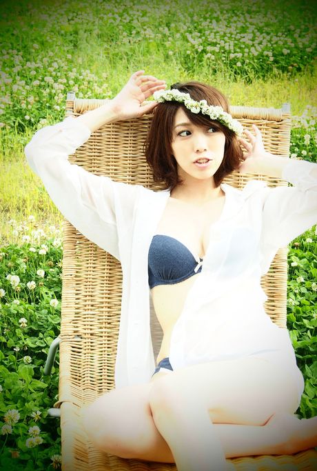 亞洲女孩 Mizuho Hata 在後院的毯子上裸體