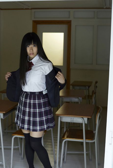 亞洲女孩 Mikuru Uehino 脫掉衣服並獨自擺姿勢