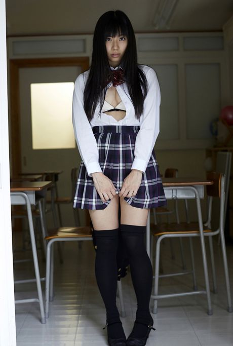 亞洲女孩 Mikuru Uehino 脫掉衣服並獨自擺姿勢