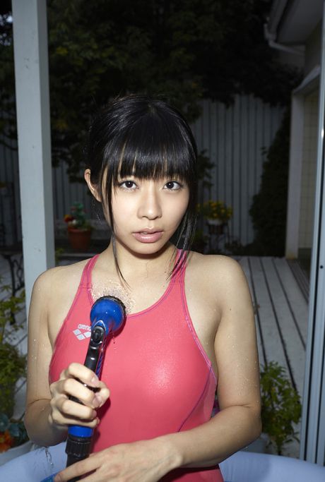 亞洲娃娃 Mikuru Uehino 露出她漂亮的乳房並擺出獨奏姿勢