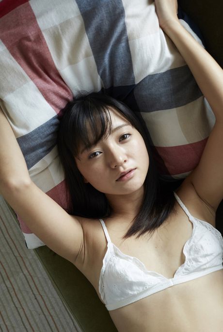 寶貝 Ayana Nishinaga 在獨奏中展示了她火熱的屁股和陰部