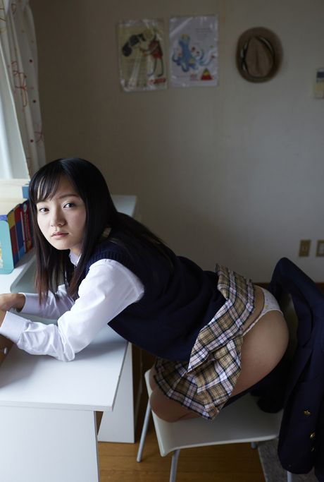 寶貝 Ayana Nishinaga 在獨奏中展示了她火熱的屁股和陰部