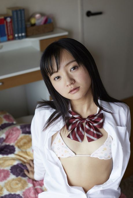 寶貝 Ayana Nishinaga 在獨奏中展示了她火熱的屁股和陰部