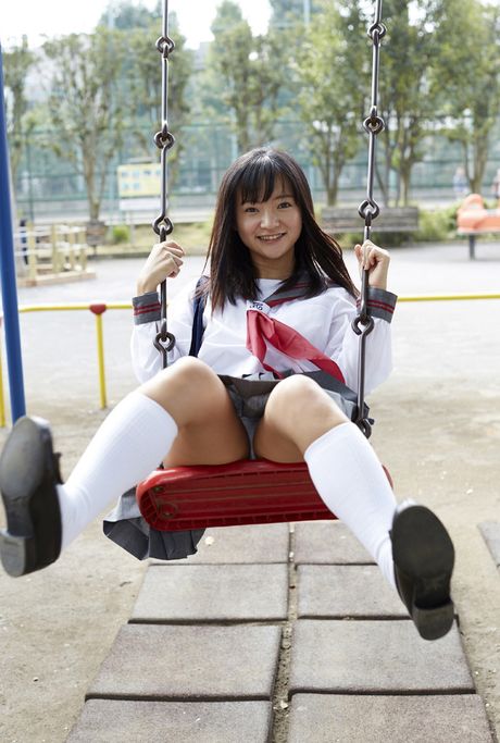 寶貝 Ayana Nishinaga 在獨奏中展示了她火熱的屁股和陰部