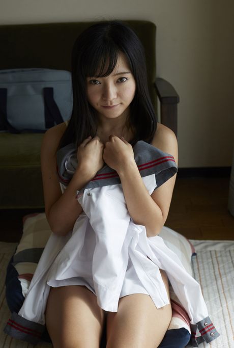 寶貝 Ayana Nishinaga 在獨奏中展示了她火熱的屁股和陰部