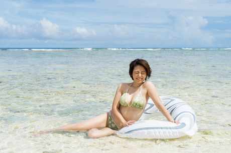 亞洲娃娃 Sayaka Isoyama 展示她的大胸部並穿著比基尼擺姿勢