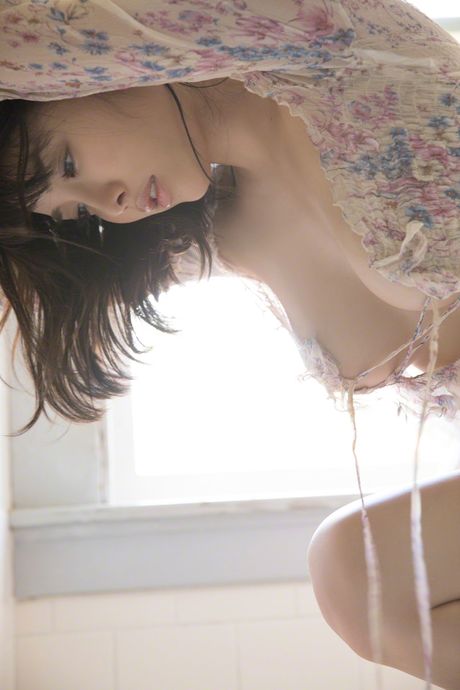 アジアのティーン、アンナ・コンノが大きなおっぱいを露わにし、その後ハゲのオマンコを見せる