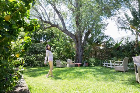 亞洲寶貝安娜康諾 (Anna Konno) 展示她巨大的乳房並獨自擺姿勢