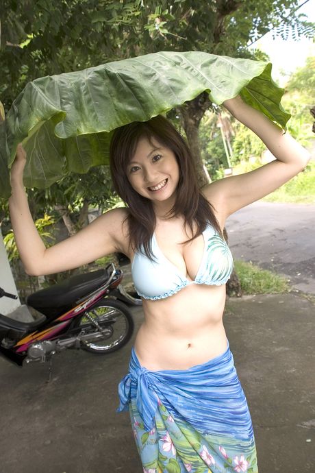 Asiatisk sygeplejerske Yuma Asami fremhæver sine store bryster og spreder sin fisse i en solo