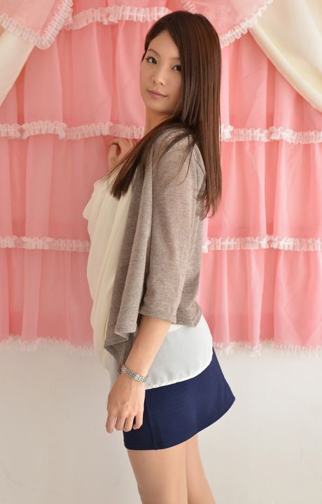 アジア美人の神崎つかさが小さなおっぱいを披露し、ソロでポーズをとる