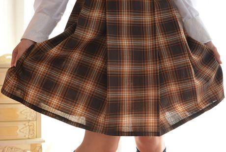 迷人的亞洲女孩 Tsukasa Kanzaki 在性感脫衣舞中露出她的陰部