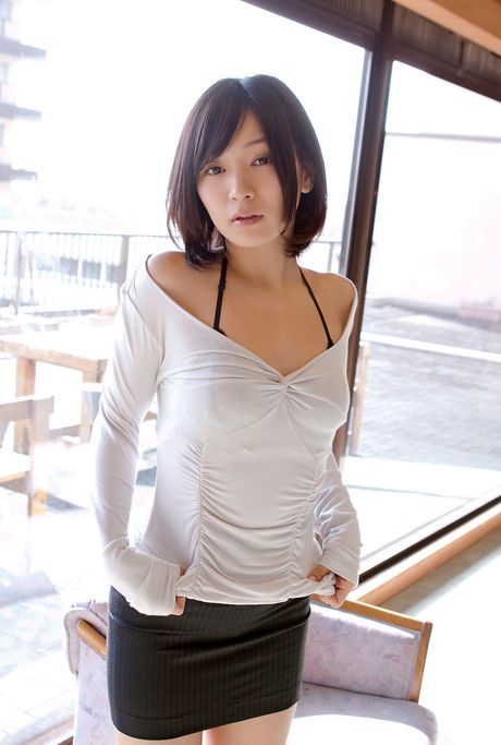 アジアのティーン、シナトるいがお尻を見せる前に張りのあるおっぱいを露わにする