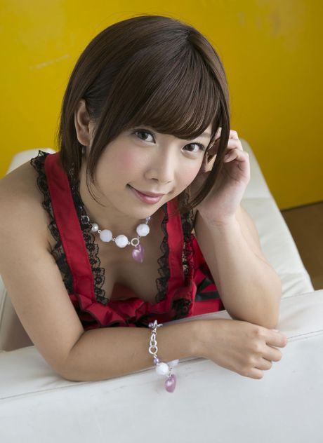 才華洋溢的亞洲女孩 Mana Sakura 脫下高跟鞋，露出性感的臀部