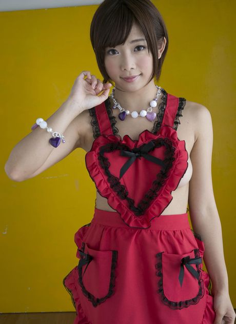 才華洋溢的亞洲女孩 Mana Sakura 脫下高跟鞋，露出性感的臀部