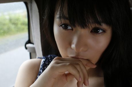 Asian teen Mizuki Hoshina unveils her amazing tits and poses in a bikini