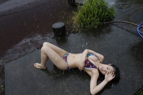 亞洲女孩 Mizuki Hoshina 展示她令人驚嘆的乳房並穿著比基尼擺姿勢