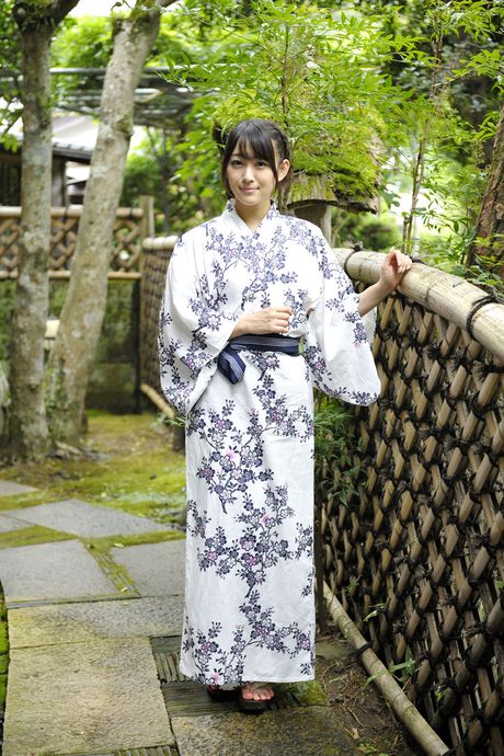 Asian beauty Nishino Shou flaunts her small tits and exhibits her natural form in a solo