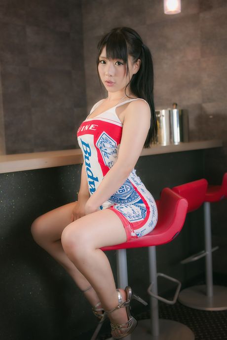 Den asiatiske covergirl Runa Amemiya fremhæver sine fantastiske jugger og viser sin bare hud i en solo