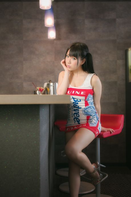 Den asiatiske covergirl Runa Amemiya fremhæver sine fantastiske jugger og viser sin bare hud i en solo