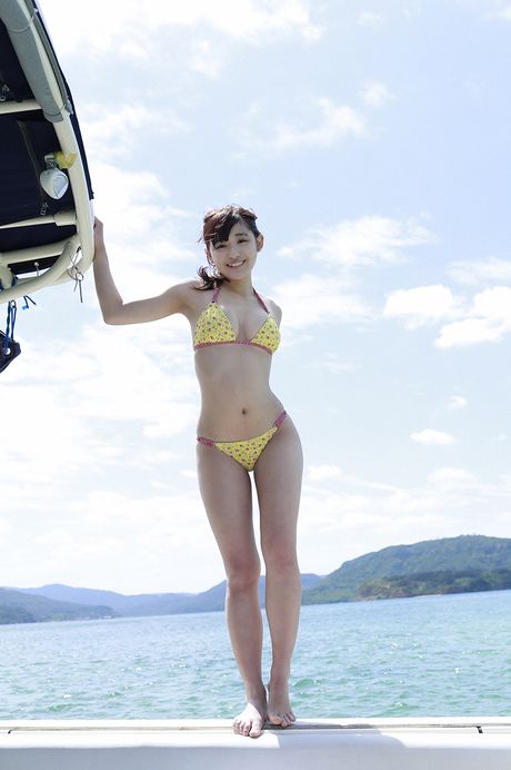 亞洲寶貝淺川奈奈身穿比基尼展示她美麗的乳房和姿勢