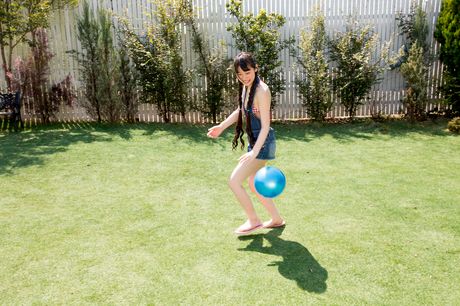 亞洲美女 Ayana Haduki 在進入泳池前脫下比基尼