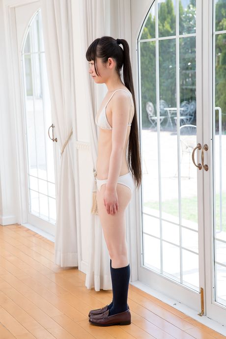 Asian teen Ayana Haduki flaunts her nice tits and poses in her lingerie