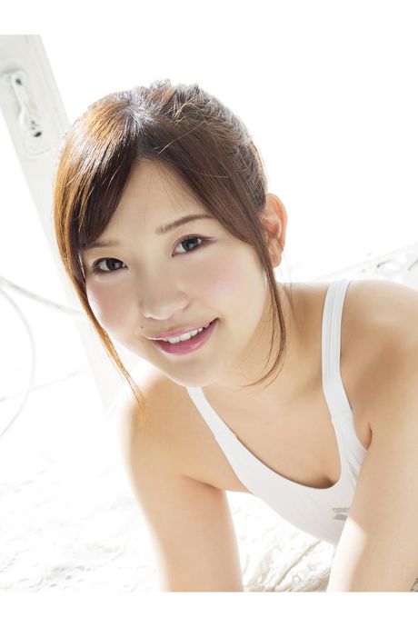 Brown-Eyed japanese model Yuriko Ishihara reveals her nice tits and poses in a solo