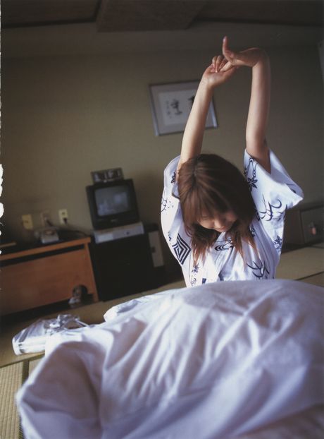 性感的日本女孩阿部麻美在野花叢中赤裸裸