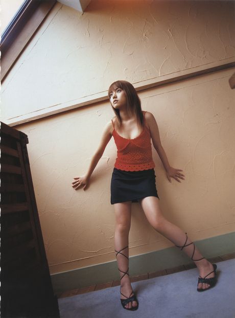 セクシーな日本人女性阿部麻美が野花畑で裸になる