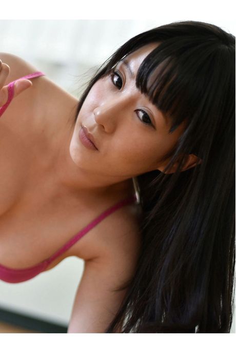 黒髪の日本のカバーガール、雨宮留菜が服を脱いで小さなおっぱいとお尻を披露