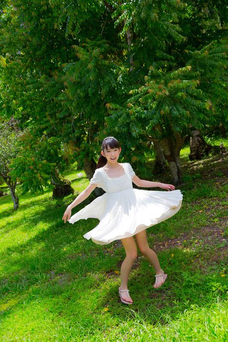 Asian teen Marina Nagasawa gets naked on a blanket in a field of flowers