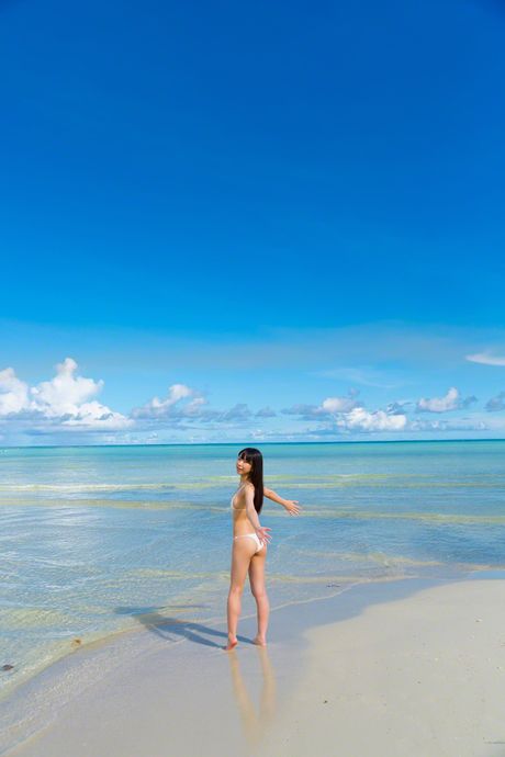 アジアの美女、長澤茉里奈が平らな胸を露わにし、ビキニ姿でポーズをとる